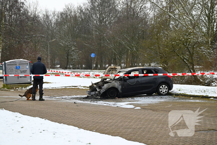 Onderzoek bij uitgebrande auto