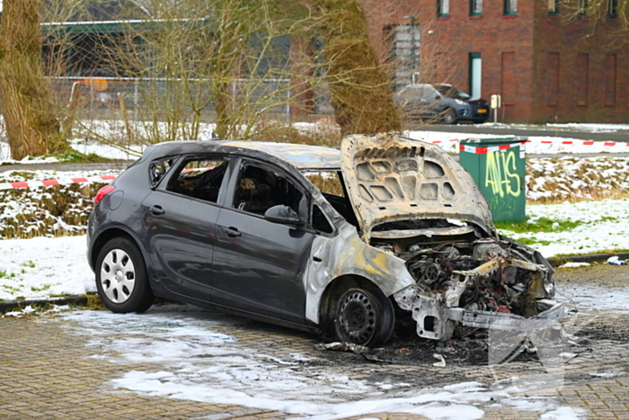 Onderzoek bij uitgebrande auto