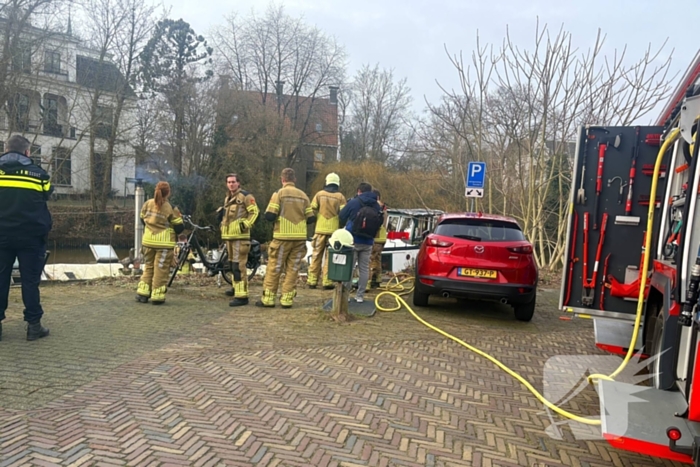 Brand in schoorsteen van woonboot