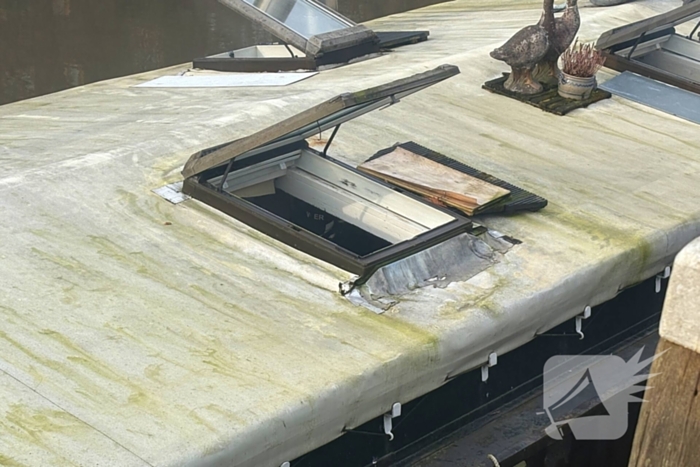 Brand in schoorsteen van woonboot