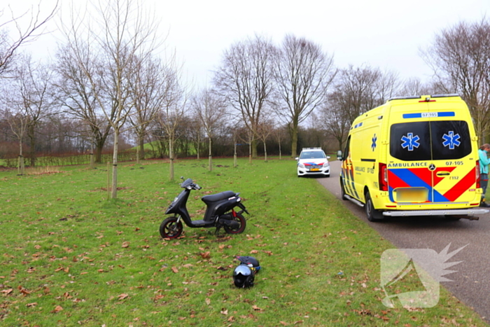 Jongedame zonder rijbewijs komt ten val met scooter