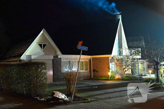 Hoogwerker gaat kapot bij schoorsteenbrand