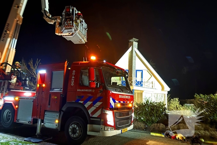 Hoogwerker gaat kapot bij schoorsteenbrand