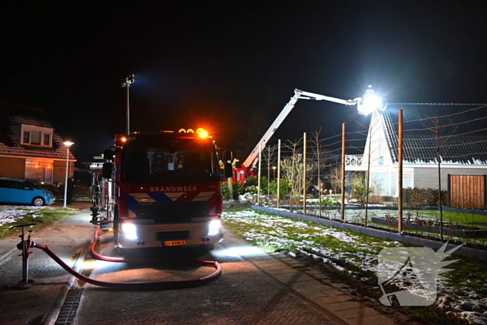 Hoogwerker gaat kapot bij schoorsteenbrand