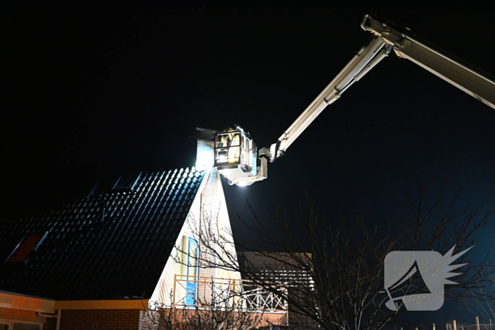 Hoogwerker gaat kapot bij schoorsteenbrand