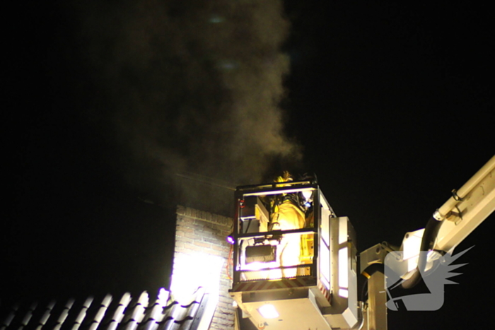 Hoogwerker gaat kapot bij schoorsteenbrand