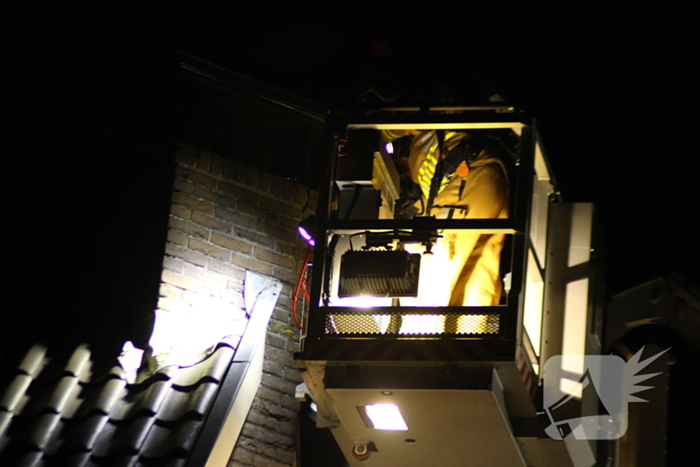 Hoogwerker gaat kapot bij schoorsteenbrand