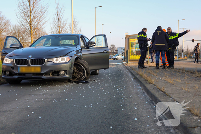 Automobilist verliest macht over stuur en ramt bushokje