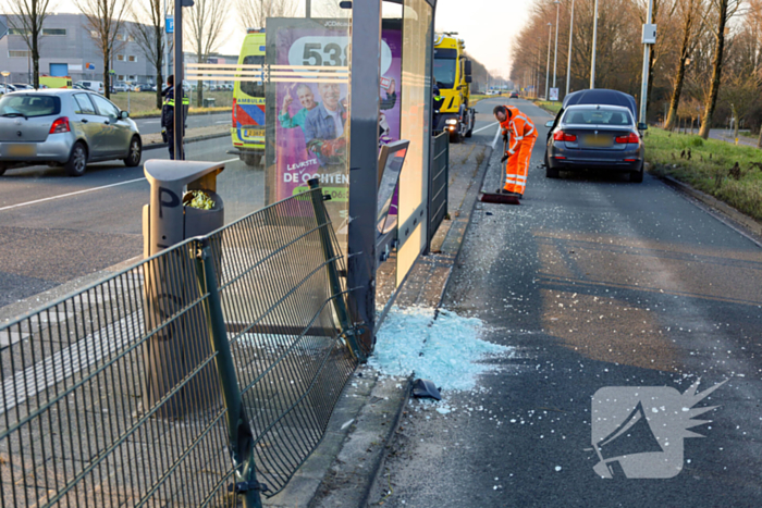 Automobilist verliest macht over stuur en ramt bushokje
