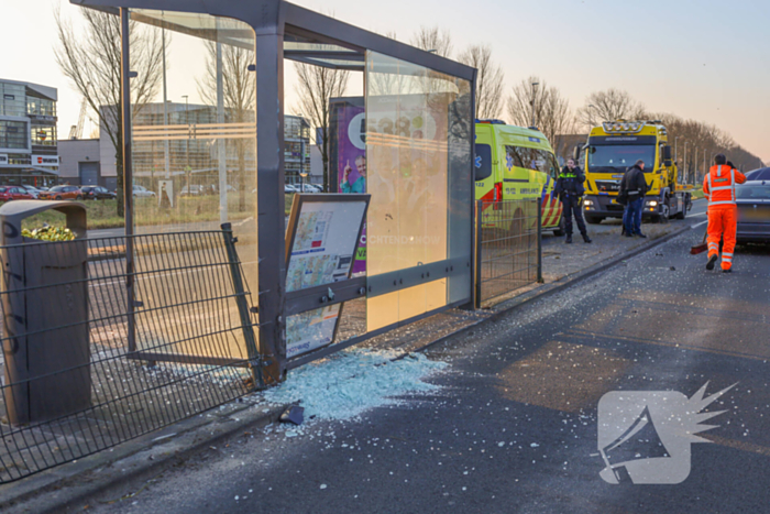Automobilist verliest macht over stuur en ramt bushokje