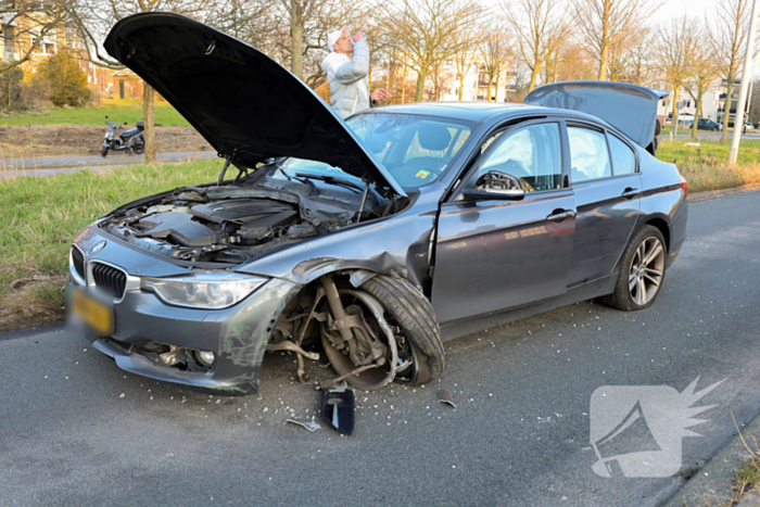 Automobilist verliest macht over stuur en ramt bushokje