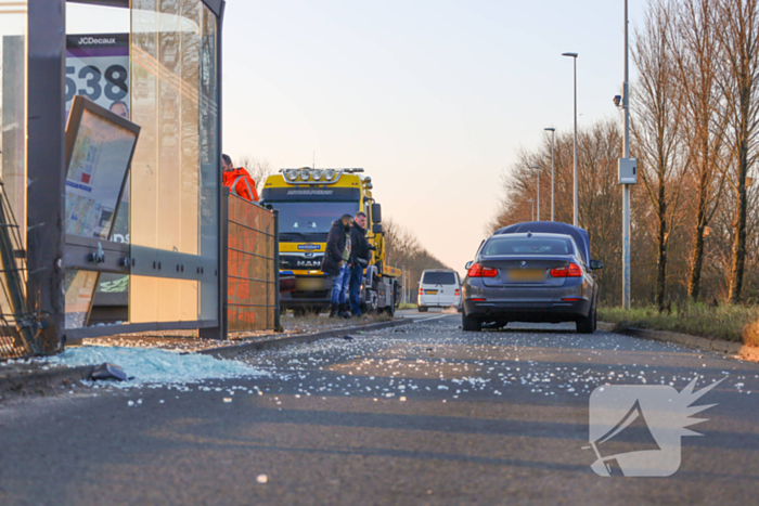 Automobilist verliest macht over stuur en ramt bushokje