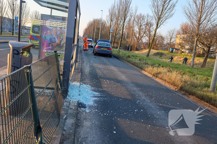 Automobilist verliest macht over stuur en ramt bushokje