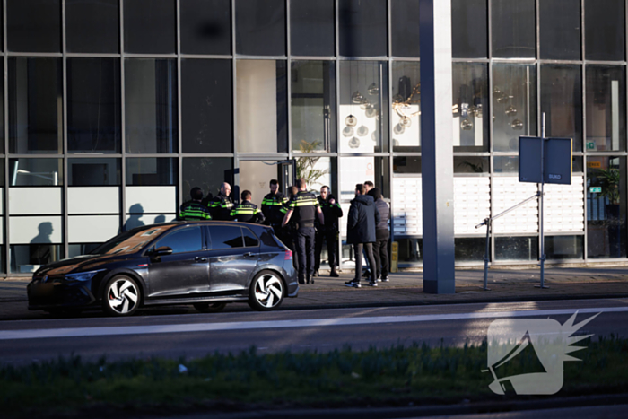 Massale politie-inzet bij gebouw