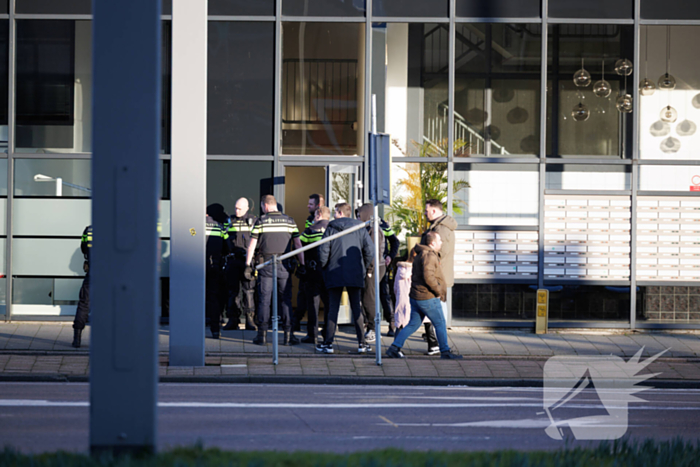 Massale politie-inzet bij gebouw