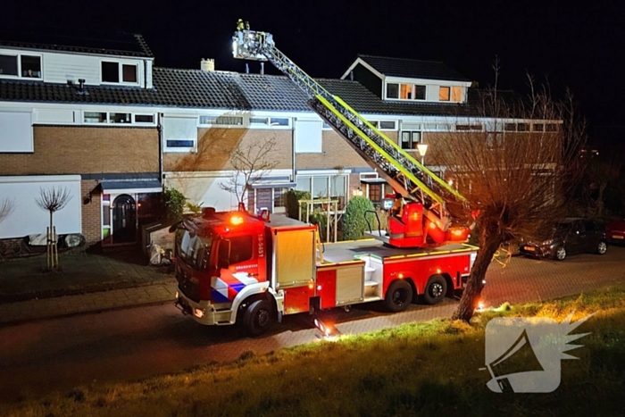 Brandweer veegt schoorsteen na brand