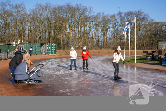 Tennisclub transformeert gravelbanen tot ijsbaan na lange nacht sproeien