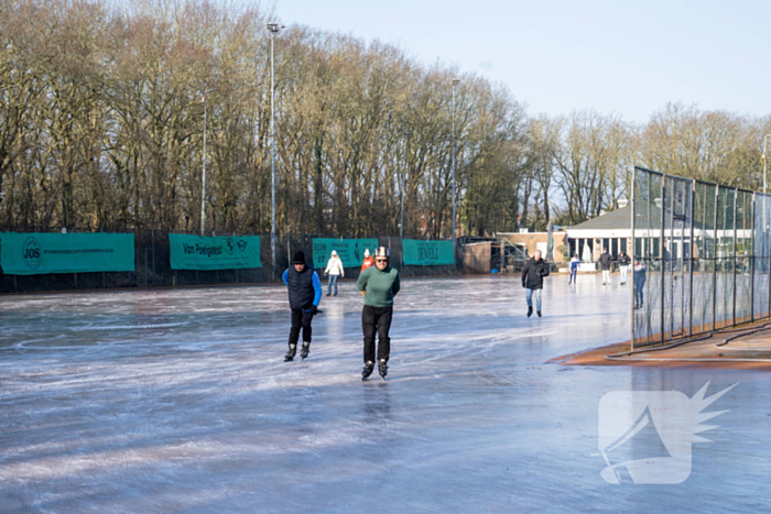 Tennisclub transformeert gravelbanen tot ijsbaan na lange nacht sproeien