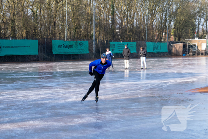 Tennisclub transformeert gravelbanen tot ijsbaan na lange nacht sproeien