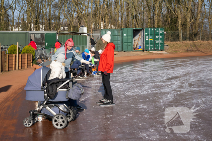 Tennisclub transformeert gravelbanen tot ijsbaan na lange nacht sproeien