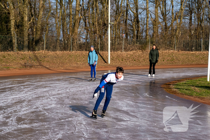 Tennisclub transformeert gravelbanen tot ijsbaan na lange nacht sproeien