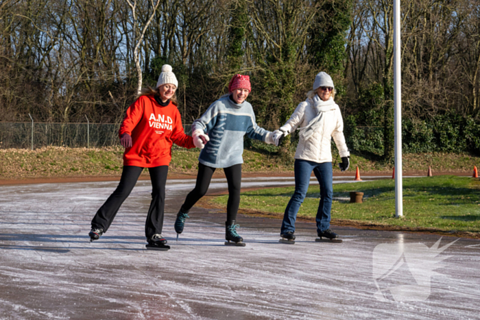 Tennisclub transformeert gravelbanen tot ijsbaan na lange nacht sproeien