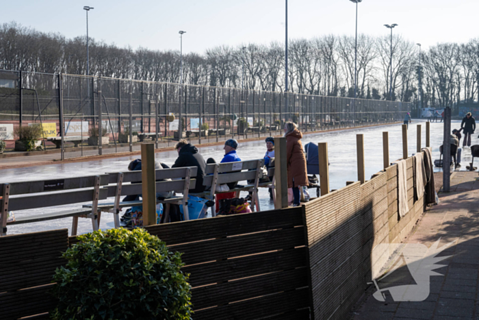 Tennisclub transformeert gravelbanen tot ijsbaan na lange nacht sproeien