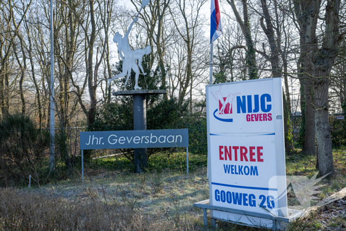 Tennisclub transformeert gravelbanen tot ijsbaan na lange nacht sproeien