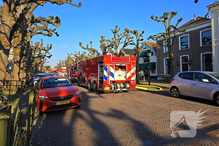 Straat afgezet door brand in schuur