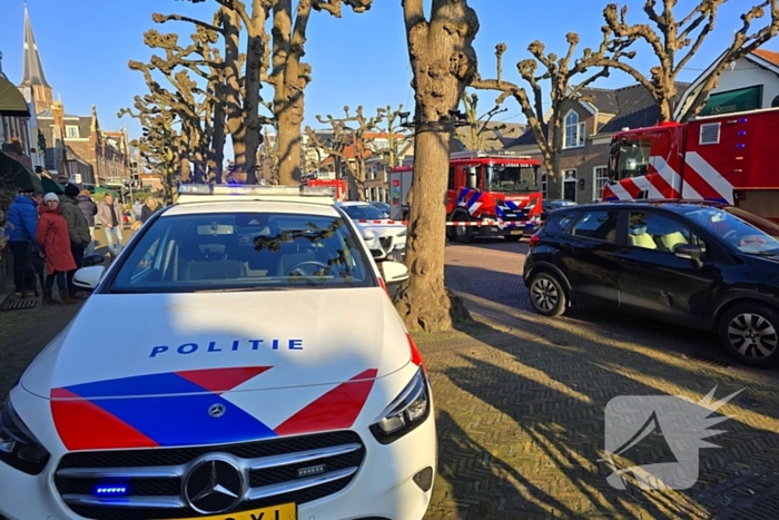 Straat afgezet door brand in schuur