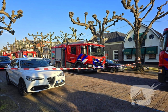 Straat afgezet door brand in schuur