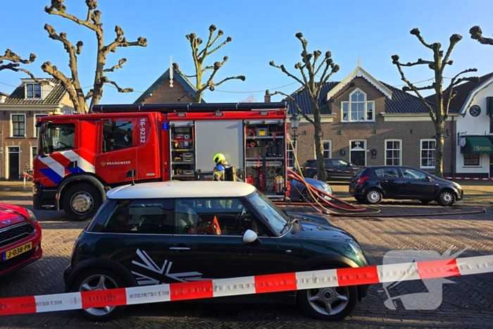 Straat afgezet door brand in schuur