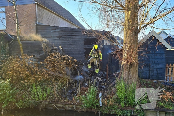 Straat afgezet door brand in schuur