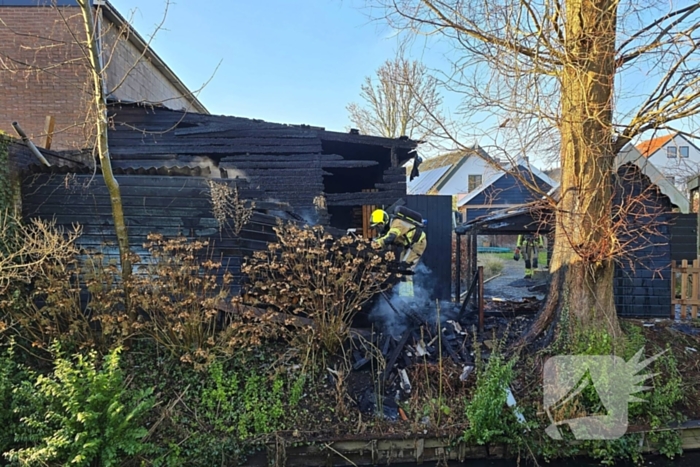 Straat afgezet door brand in schuur