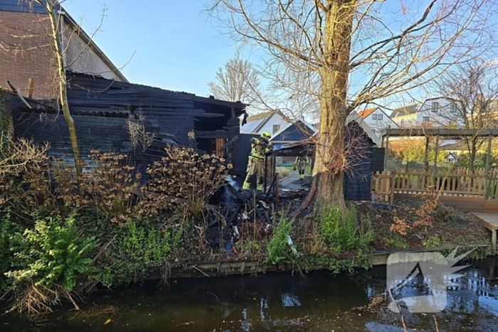 Straat afgezet door brand in schuur