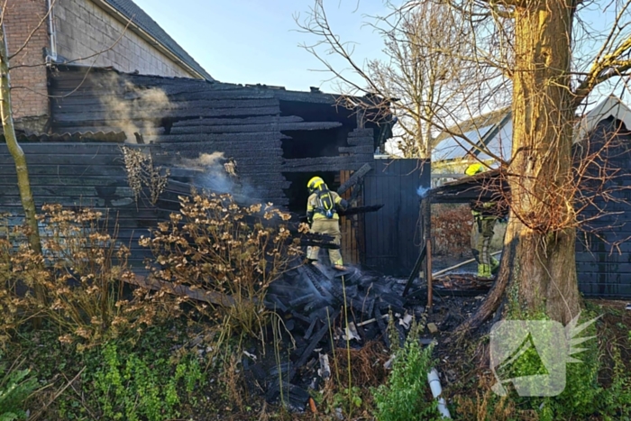 Straat afgezet door brand in schuur