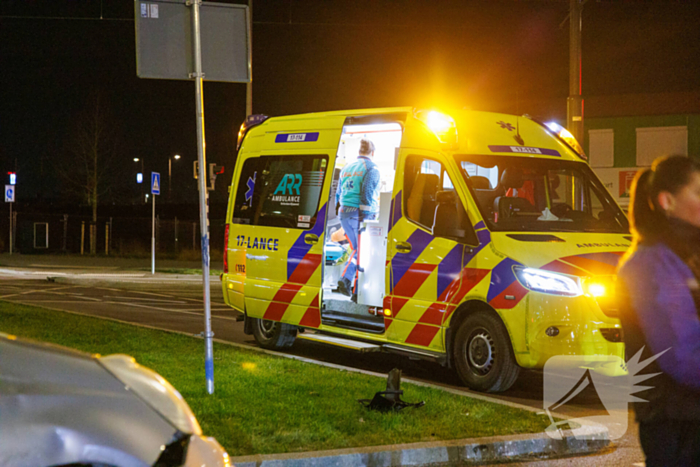 Bezorger op scooter geschept door auto