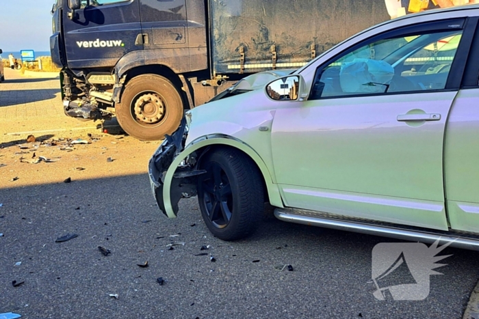 Ongeval tussen vrachtwagen en personenauto