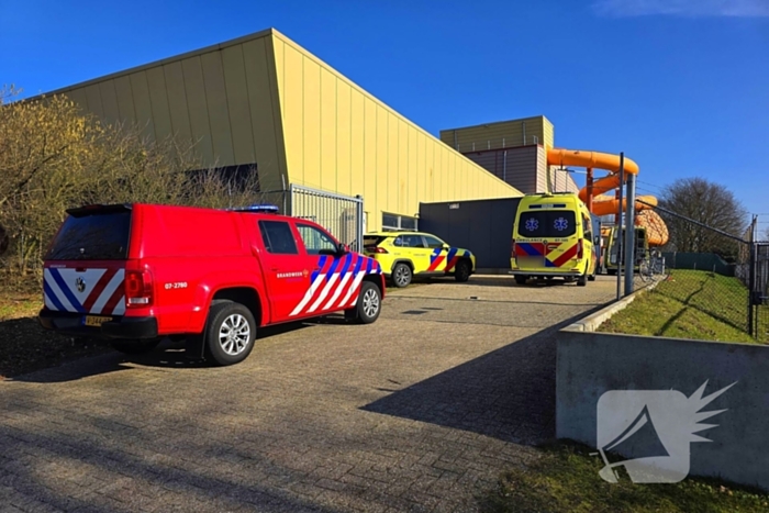 Traumahelikopter landt na noodsituatie in zwembad