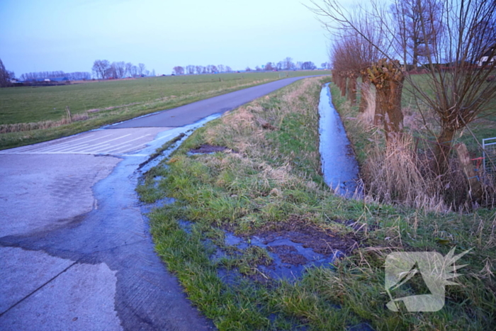 Mogelijk gladde weg in vooruitzicht door gesprongen waterleiding