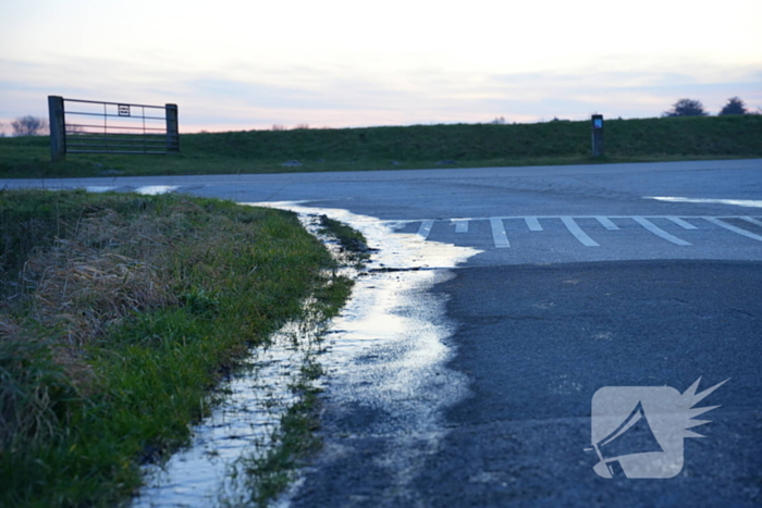 Mogelijk gladde weg in vooruitzicht door gesprongen waterleiding