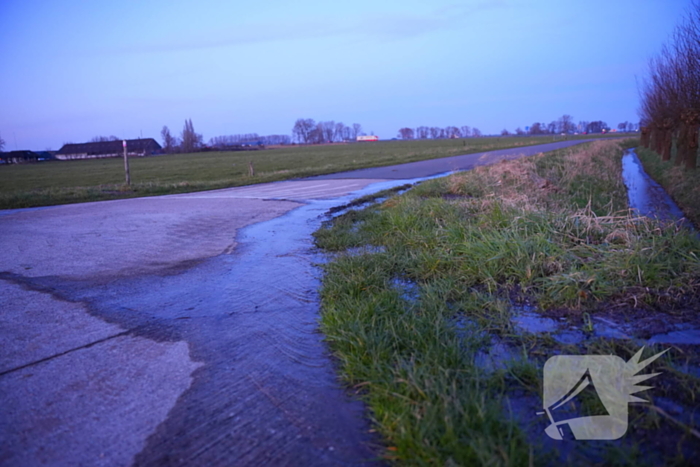 Mogelijk gladde weg in vooruitzicht door gesprongen waterleiding