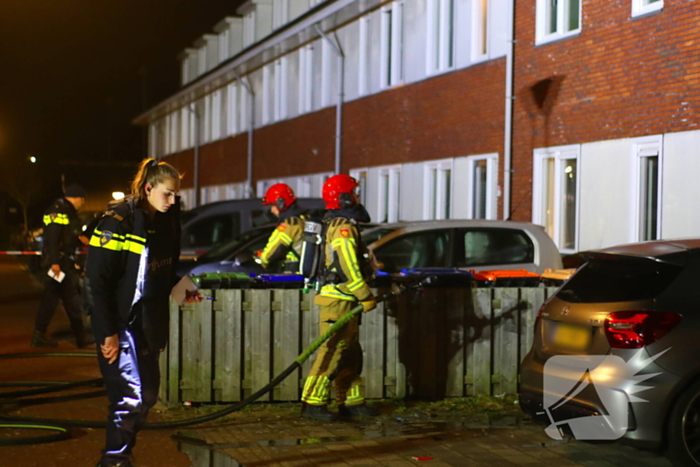 Brandweer blust brand na explosie