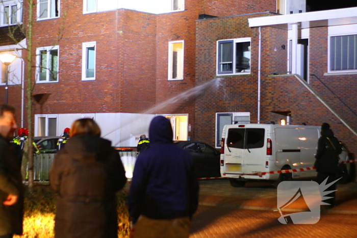 Brandweer blust brand na explosie