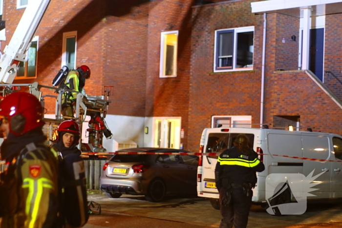 Brandweer blust brand na explosie