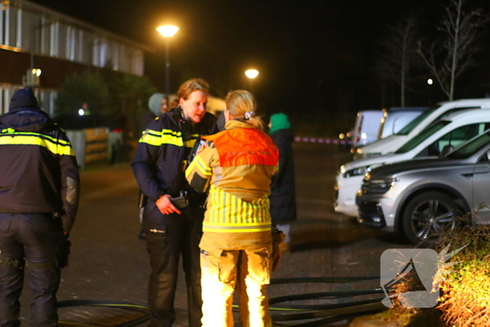 Brandweer blust brand na explosie
