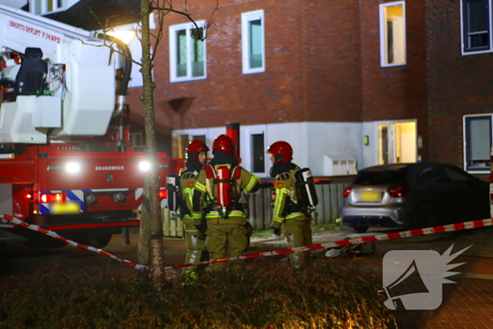 Brandweer blust brand na explosie