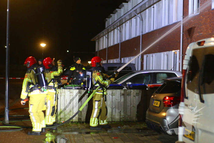 Brandweer blust brand na explosie