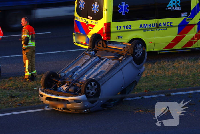 Auto komt op de kop tot stilstand na aanrijding