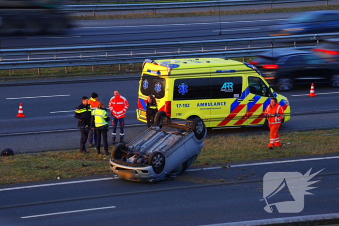 Auto komt op de kop tot stilstand na aanrijding